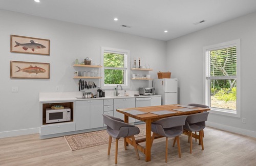Emerald Isle Casa | Simply stylish one bedroom- easy beach/pool access
