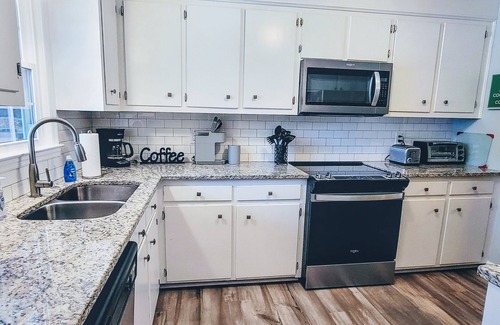 Mount Pleasant Casa | Simply Sunny Fun! 4BR Close to DT Chas & Beaches! Great backyard firepit & games