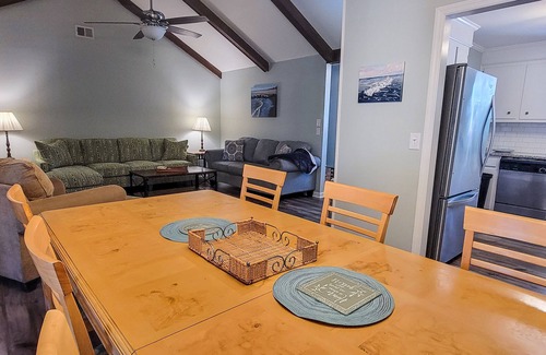 Mount Pleasant Casa | Simply Sunny Fun! 4BR Close to DT Chas & Beaches! Great backyard firepit & games