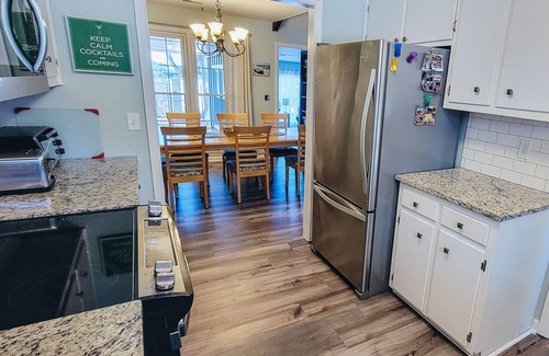 Mount Pleasant Casa | Simply Sunny Fun! 4BR Close to DT Chas & Beaches! Great backyard firepit & games