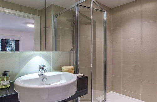 Southwark Hotel | Single en-suite room in a cluster flat with easy links to central London!