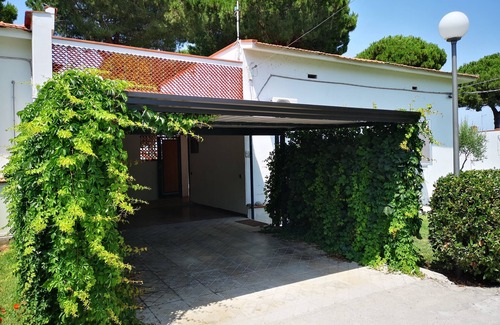 Laura Villa | Casa unifamiliar en parque privado a 250 m del mar con piscina comunitaria.