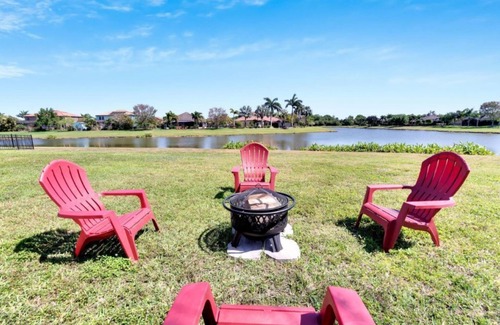 Apollo Beach Casa | Single Family Lake House