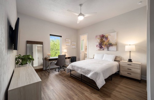 Haile Plantation Apartamento | Single Female S/T Roommate Wanted-Fully Furnished w/ Priv. Bath in Haile Village