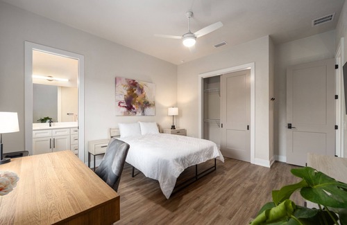Haile Plantation Apartamento | Single Female S/T Roommate Wanted-Fully Furnished w/ Priv. Bath in Haile Village