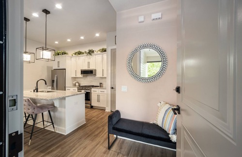 Haile Plantation Apartamento | Single Female S/T Roommate Wanted-Fully Furnished w. Priv. Bath in Haile Village