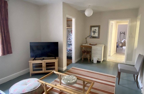 Winterbourne Earls Cabaña | Single floor, self-catering Annexe next to main house, with parking.