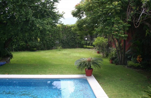 Burgos Bugambilias Casa | Casa sola en Cuernavaca, moderna espaciosa muy equipada, alberca climatizada