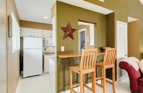 Spanish Grant Casa | Single Level Beachside Home, Great for Families & Dog Friendly - Walk to Beach