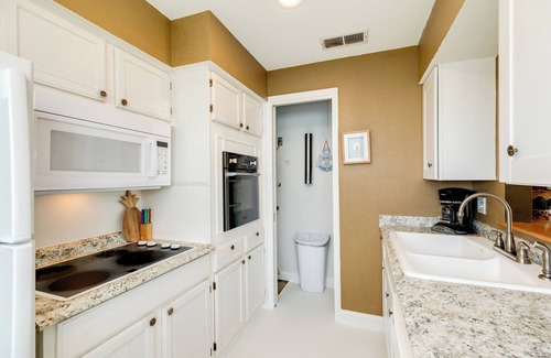 Spanish Grant Casa | Single Level Beachside Home, Great for Families & Dog Friendly - Walk to Beach