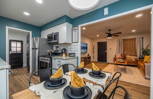 Cleveland Casa | Single level, close to airport, WiFi, pet friendly