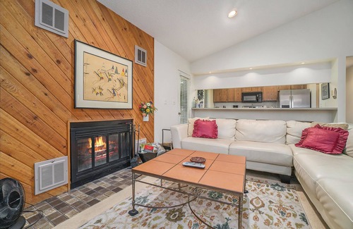 Maple City Condominio | Single-level condo with a full kitchen, & washer/dryer