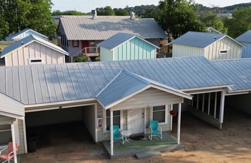 Kerrville Cabina | Single Level Double Queen Cabin w/ Carport #3