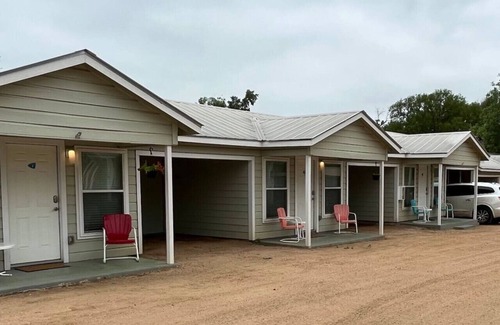 Kerrville Cabina | Single Level Double Queen Beds Cabin 2 w/ Carport
