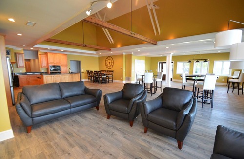 Oaks Corners Cama Y Desayuno | Single Level Lakefront Paradise. Pool, Hot Tub, Kayaks and More. Sleeps 10 Adults