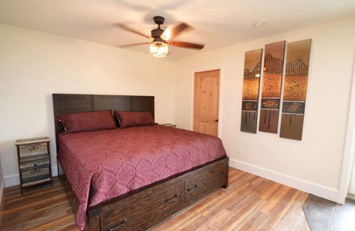 Oaks Corners Cama Y Desayuno | Single Level Lakefront Paradise. Pool, Hot Tub, Kayaks and More. Sleeps 10 Adults