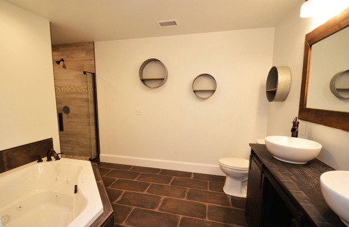 Oaks Corners Cama Y Desayuno | Single Level Lakefront Paradise. Pool, Hot Tub, Kayaks and More. Sleeps 10 Adults