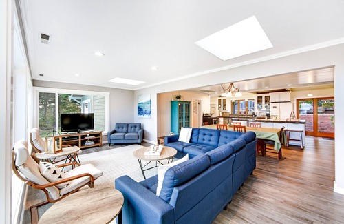 Mendocino Casa | Single-Level Ocean View Getaway w/ Private Hot Tub, Free WiFi & Wood Stove