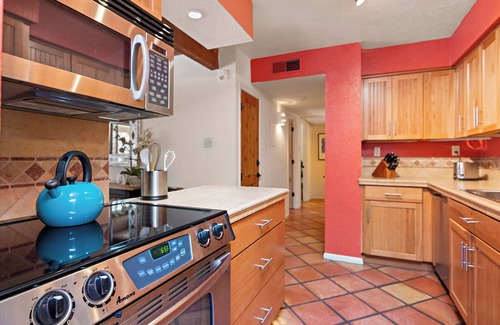 Northeast Santa Fe Hotel | Single-level, Walk to Plaza, Hot Tub, Pool, Kiva Fireplace, Sleeps 4