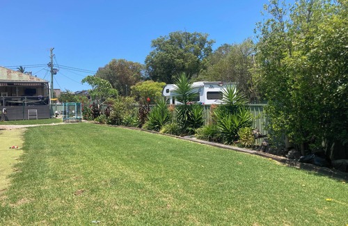 Fennell Bay Cabina | Single Room Cabin With Shower and Toilet, Separate Camp Kitchen and Laundry