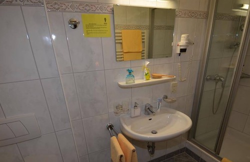 Bad Hofgastein Cabaña | Habitación individual con ducha, WC - vicarage, casa de huéspedes.