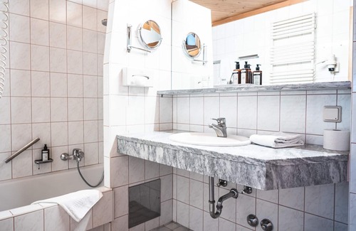 Kaprun Hotel | Habitación individual con baño, ducha, aseo - Das Falkenstein