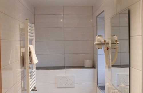Hann. Muenden Apartamento | Single room with shower /toilet, incl. Breakfast - Landgasthaus zum Krug