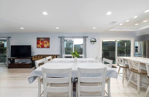 Laguna Niguel Casa | Hermosa casa de una planta con vista a la laguna y aire acondicionado, mesa de piscina, patio privado