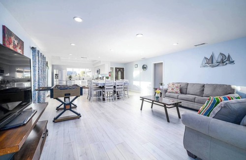 Laguna Niguel Casa | Hermosa casa de una planta con vista a la laguna y aire acondicionado, mesa de piscina, patio privado