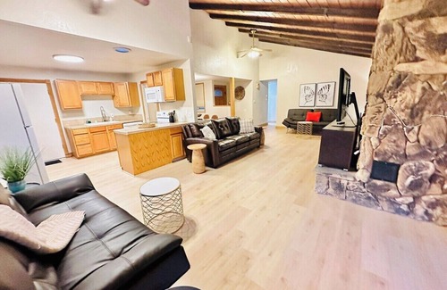 West University Casa | SingleStory/3BD/Sleeps11/Pet OK
