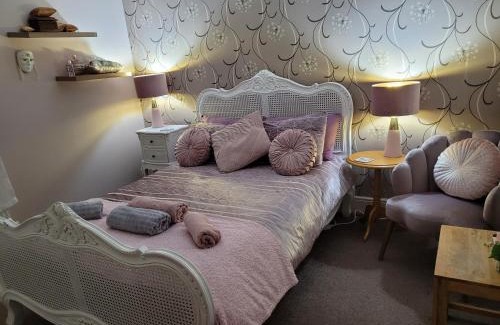 Swindon Casa | Siobhan's abode 2 Deluxe doubles n large single NO PETS