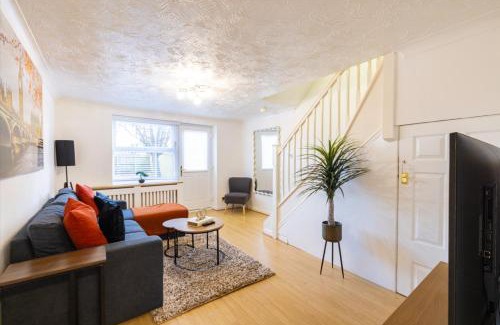Peterborough Casa | SionStays - Honeysuckle Court - Close to City Centre!