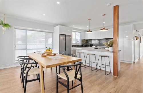 Cessnock Casa | Sip and Soak Up Summer in the Hunter