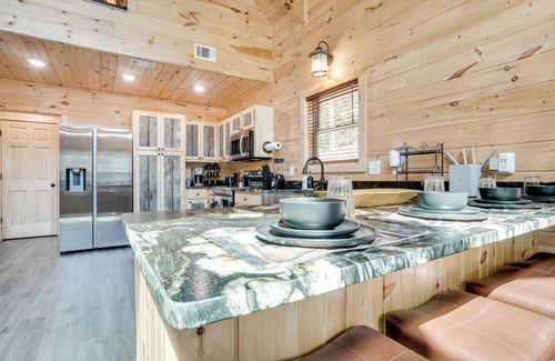 Cleveland Cabaña | Sip, Hike & Explore: Sleek Retreat in Cleveland!