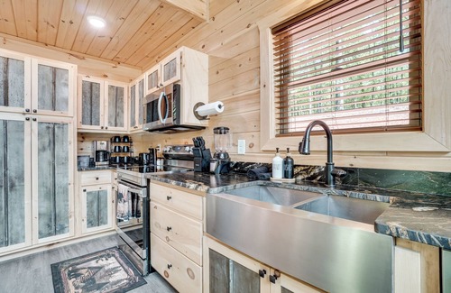 Cleveland Cabaña | Sip, Hike & Explore: Sleek Retreat in Cleveland!