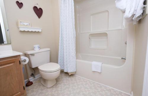 Pawleys Island Casa | Sip, Stay, Stargaze Emerald Green 2BR 2BA