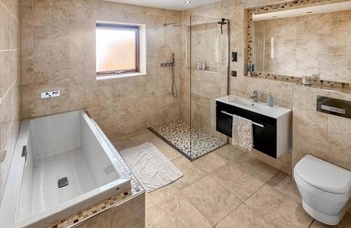 Llanerchymedd Casa | Sir A Wel