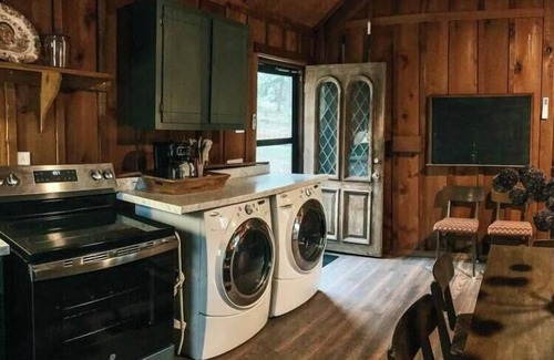 Saratoga Casa | Sissy’s Cabin on Sunset Dr.