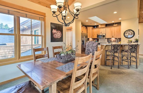 Sisters Condominio | Sisters Getaway w/ Hot Tub ~ Half-Mi to Dtwn!