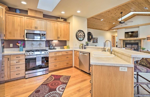 Sisters Condominio | Sisters Getaway w/ Hot Tub ~ Half-Mi to Dtwn!