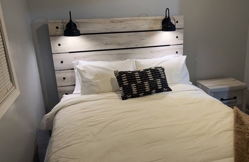 Newbury Casa | Sit back or jump in at our Restful Lake Getaway! Close to Restaurants and Parks!