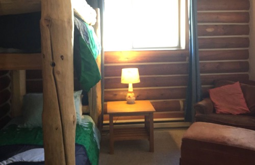 Stanley Cabina | Site of Stanley’s First Log Cabin. Sawtooth Views. On Creek. Dark Sky Reserve.