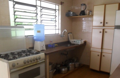 Mogi das Cruzes Casa | Sitio con gran piscina, barbacoa, sala de juegos y césped verde.