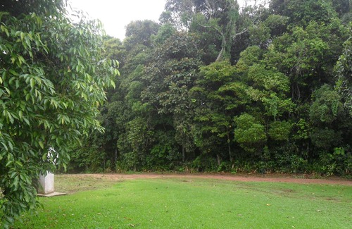Mogi das Cruzes Casa | Sitio con gran piscina, barbacoa, sala de juegos y césped verde.