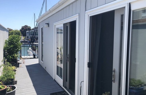 Alameda Apartamento | Sentado en el muelle en la bahía