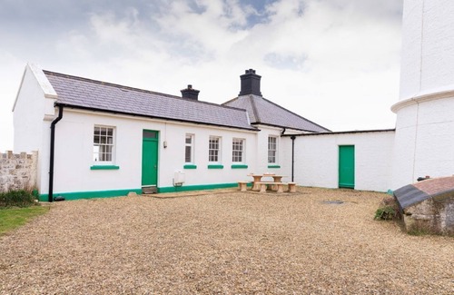 Llantwit Major Cabaña | Situado en Nash Point Lighthouse, Stella ofrece alojamiento para hasta cinco huéspedes.