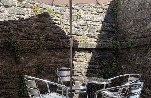 Bogside Casa | Situated centrally adjacent to the historic City Walls. Family sized with deck.
