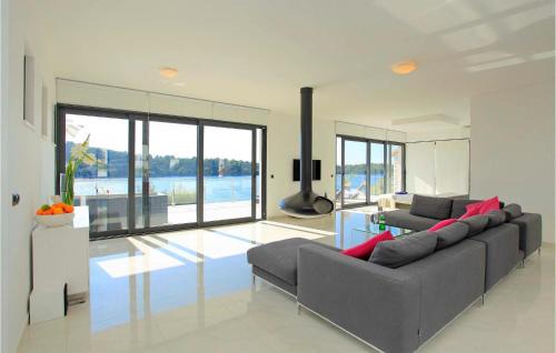 Blato Casa | Six-Bedroom Holiday Home In Karbuni
