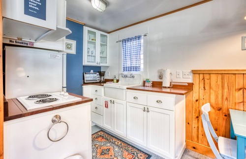 Downtown Cannon Beach Cabaña | Seis cabañas para perros con patio y parrilla compartidos - ¡a 2 cuadras de la playa!