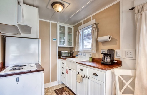 Downtown Cannon Beach Cabaña | Seis cabañas para perros con patio y parrilla compartidos - ¡a 2 cuadras de la playa!